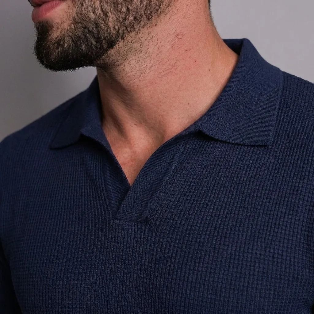 Camiseta Gola Polo Minimalista em Tecido Texturizado
