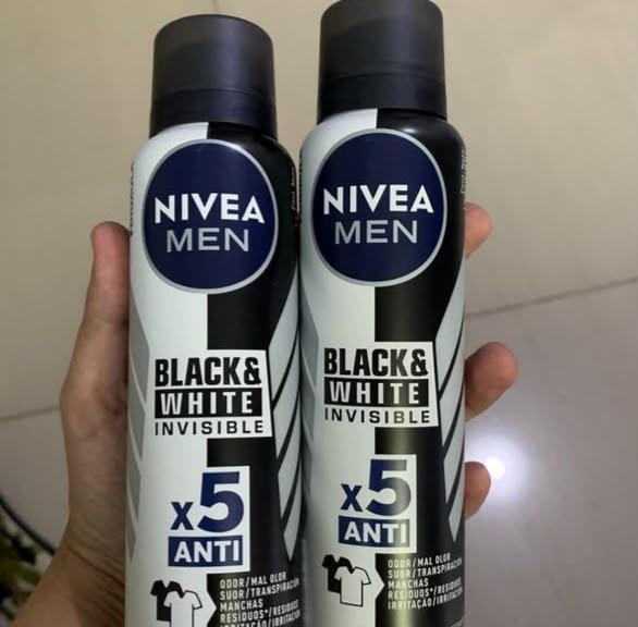 Kit NIVEA Desodorante Aerosol Men Black&White Invisible 2 unidades