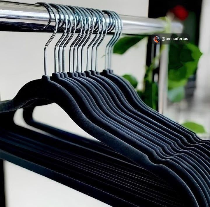 Kit com 50 Cabides de Veludo para Roupas